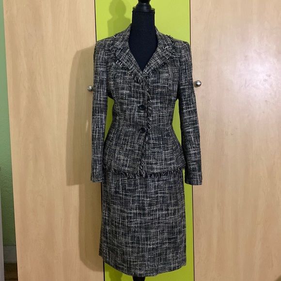 Le Suit Woman’s Skirt Suit - Picture 1 of 13